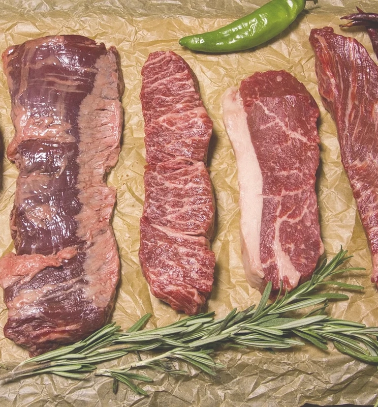 carnes de diferentes cortes en una mesa decorativa